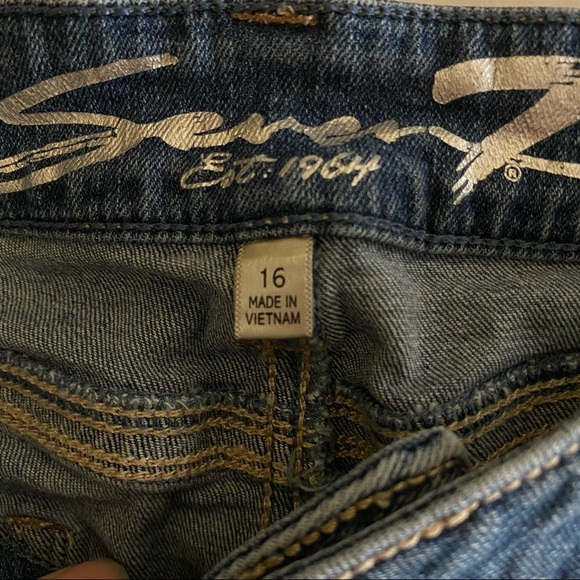 SEVEN7 Distressed High Rise Raw Hem Denim Shorts 16 - Picture 9 of 12